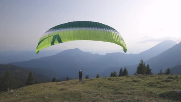 Parapente Levanta Paracaídas Quita Montaña Fondo Del Cielo Soleado — Vídeo de stock