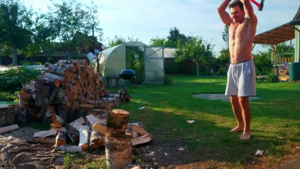 Shirtless Man Chopping Firewoods Full Force Zoom — Vídeo de Stock