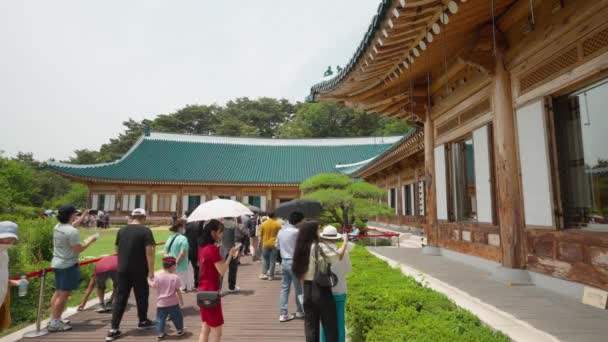 People Visiting Presidential Residence Made Korean Traditional Hanok Style Cheong — Vídeo de Stock