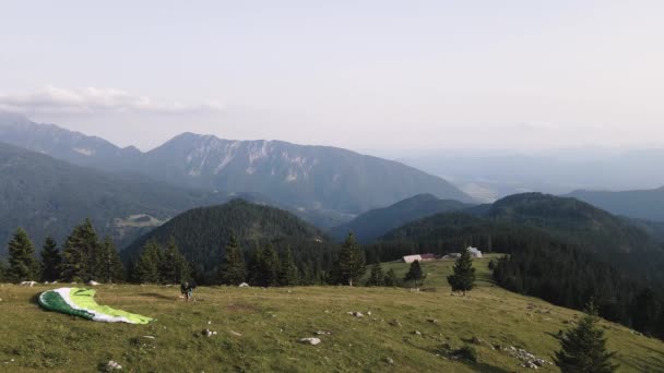 Gleitschirm Bereitet Ausrüstung Für Den Start Den Slowenischen Bergen Vor — Stockvideo