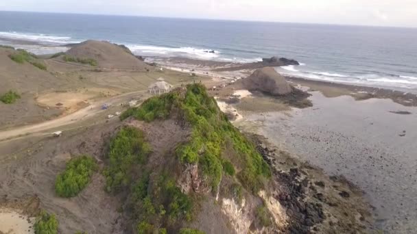 Pantai Seger丘の上の孤独な人々マンダリカビーチのドローン映像を沈没させる完璧な空中ビューフライトクタ ロンボク インドネシア2017 フィリップ マルティネス著 上からの映画的見解 — ストック動画