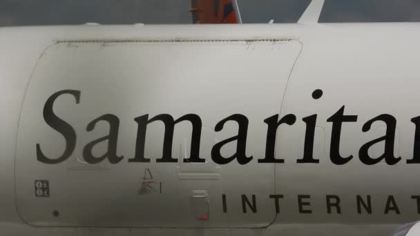 Close Fuselage Douglas Aircraft Owned Samaritans Purse Non Profit Organisation — Vídeo de stock
