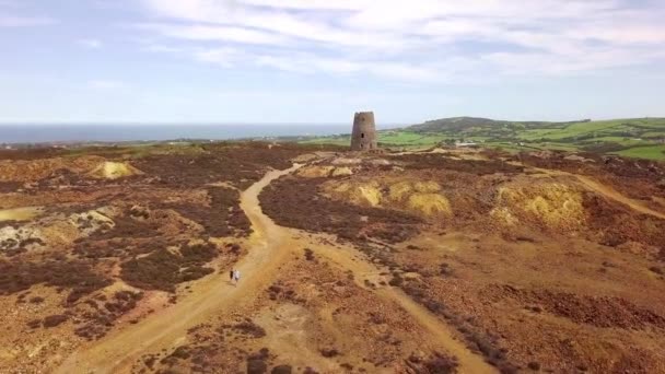 Κηφήνας Πλάνα Από Χάλκινο Βασίλειο Ορυχείο Χαλκού Anglesey Ουαλία Πετώντας — Αρχείο Βίντεο