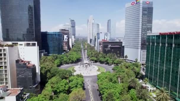 メキシコ市内の独立の天使に向かってReformaアベニュー沿いの建物の間に空中飛行 Dolly Forward Tilt — ストック動画