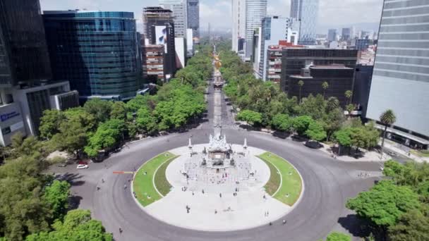 メキシコ市内の明るい晴れた日にReforma Avenueの横にあるラウンドアバウトで独立の天使の空中ビュー 軌道運動 — ストック動画