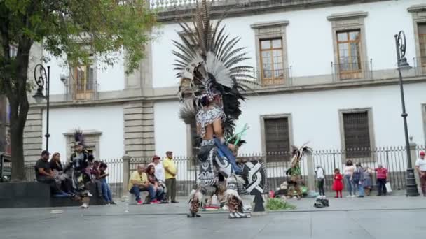 墨西哥舞蹈团在墨西哥城的Concheros Magdalena游行中打鼓 慢动作低角度 — 图库视频影像