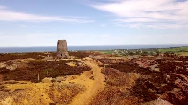 Imagens Drones Copper Kingdom Copper Mine Anglesey Wales Circundando Torre — Vídeo de Stock