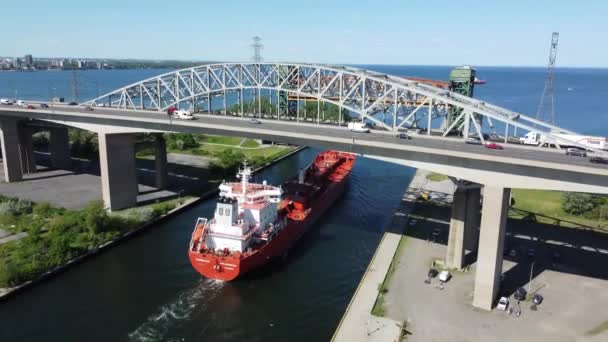 Piros Fehér Hajó Halad Közlekedési Híd Alatt Egy Kék Csatornában — Stock videók
