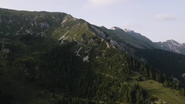 Hermosa Escena Fondo Montaña Vista Aproximación Aérea Hora Dorada — Vídeos de Stock