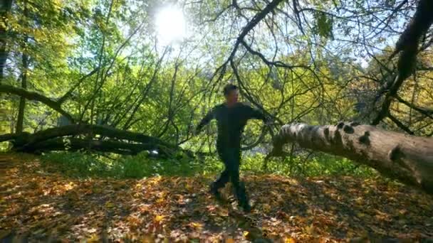 Muž Dělá Skok Výstavu Přes Kmen Stromu Během Podzimní Sezóny — Stock video