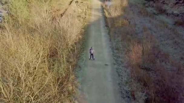 Jonge Jongen Rijdt Een Landweg Een Hoverboard Gefilmd Winter Met — Stockvideo