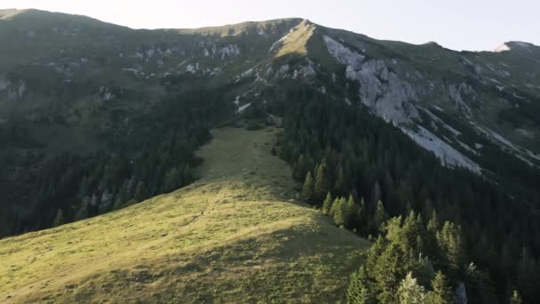 Viajero Solitario Distancia Cordillera Los Alpes Vista Aérea — Vídeo de stock