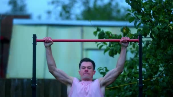 Muscular Young Man Doing Pull Ups Exercise Horizontal Bar Outdoors — Stockvideo