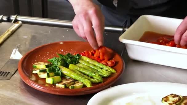 Cook Adds Roasted Peppers Asparagus Zucchini Spinach Mushrooms Salad Working — Vídeo de stock