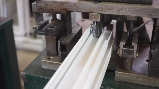 Bir Fabrikada Beyaz Bir Boru Bir Makine Tarafından Sızdırılıyor — Stok video