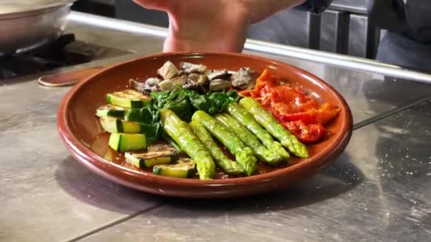 Grüner Salat Mit Gerösteten Paprikaschoten Auf Einem Tonteller Aufgetischt Aus — Stockvideo