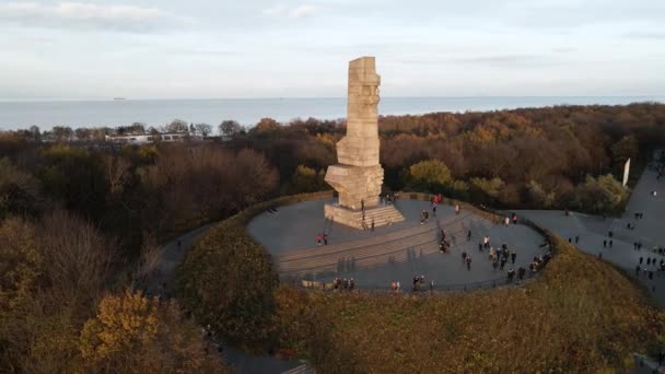 Turyści Zwiedzający Pomnik Westerplatte Koło Gdańska Jesienią Zachodzie Słońca Szeroka — Wideo stockowe