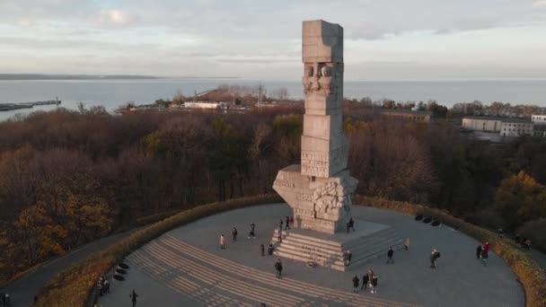 Günbatımında Turistlerle Westerplatte Anıtı Nın Sinematik Drone Görüntüleri Nowy Limanı — Stok video