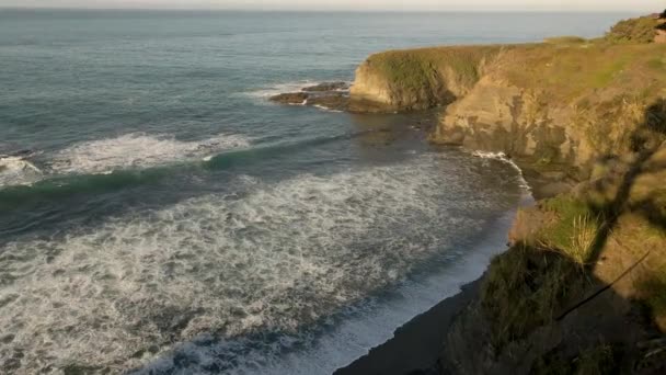 Cliffside Met Uitzicht Neerstortende Golven Californië — Stockvideo