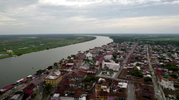 前无人驾驶飞机拍摄的主要广场和木瓜拉潘河在Tlacotalpan Veracruz 墨西哥 — 图库视频影像