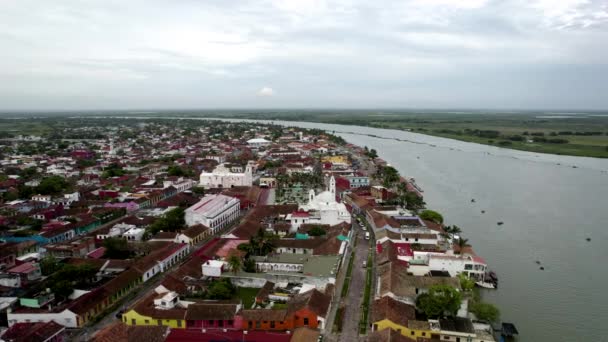 Περιστροφικό Drone Shot Της Κεντρικής Πλατείας Και Του Ποταμού Papaloapan — Αρχείο Βίντεο