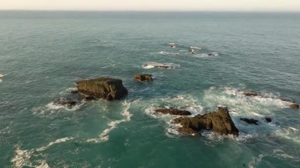Flyover Rock Formations Pacific Ocean — Vídeos de Stock