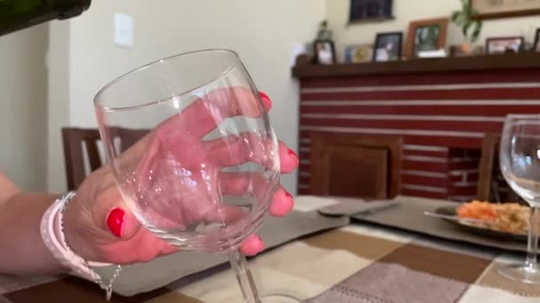 Slow Motion Video Van Een Fles Wijn Geserveerd Een Glas — Stockvideo