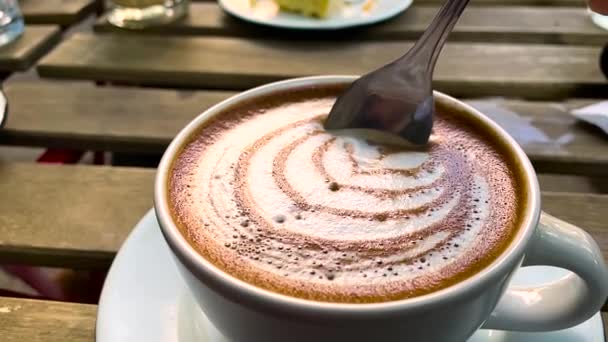 慢动作工艺咖啡拿铁的镜头 — 图库视频影像