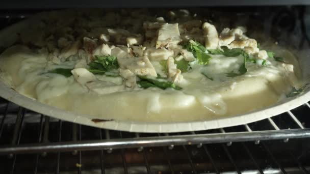 Chicken Alfredo Pizza Spinach Bubbling Cooking Oven Time Lapse — ストック動画