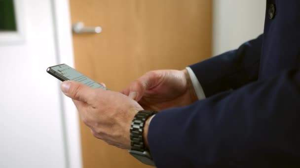 Ένας Επιχειρηματίας Κοστούμι Χρησιμοποιώντας Ένα Smartphone — Αρχείο Βίντεο