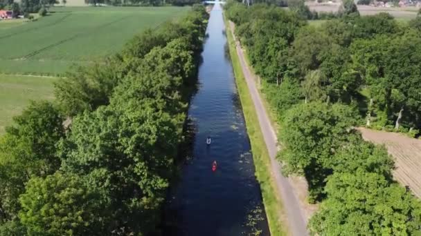 Deux Kayaks Vélo Nautique Course Vers Pont — Video