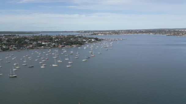 美丽的慢速飞机飞越码头 向悉尼海岸著名的库克船长大桥飞去 科加拉湾 平静与和平 — 图库视频影像