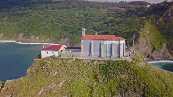 Orbitando Alrededor Capilla San Juan Gaztelugatxe Hora Dorada Con Efecto — Vídeos de Stock