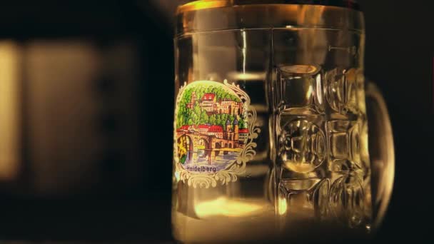 Das Einschenken Von Bier Einem Großen Glasbecher Festival Saison Becher — Stockvideo