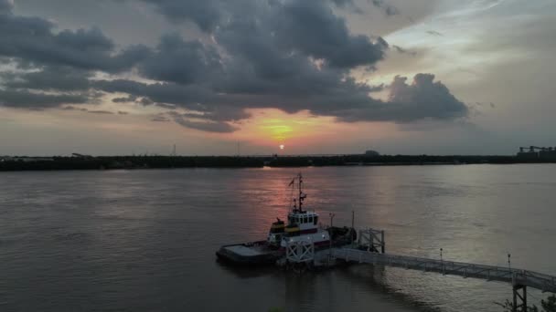 ミシシッピ川 タグボートと日没の空中ビュー — ストック動画