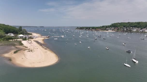 Vzdušný Výhled Northport Marina Long Islandu Mnoha Kotvícími Čluny Slunečný — Stock video