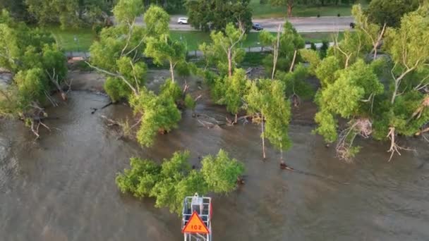 Vista Aérea Del Marcador Del Canal Río Mississippi Con Ciudad — Vídeos de Stock