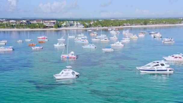 Лодки Отдыха Якоре Тропическом Лазурном Карибском Море Playa Bavaro — стоковое видео