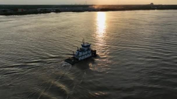 Aerial View Push Boat Mississippi River Sunset — 비디오