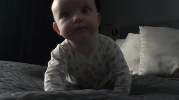 Cute Baby Girl Ciekawskimi Oczami Toczy Się Łóżku King Size — Wideo stockowe