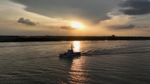 Guarda Costeira Patrulha Movimentado Rio Mississippi Pôr Sol — Vídeo de Stock