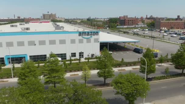 Orbit Drone Atas Stasiun Pengiriman Amazon Skyline Chicago Latar Belakang — Stok Video