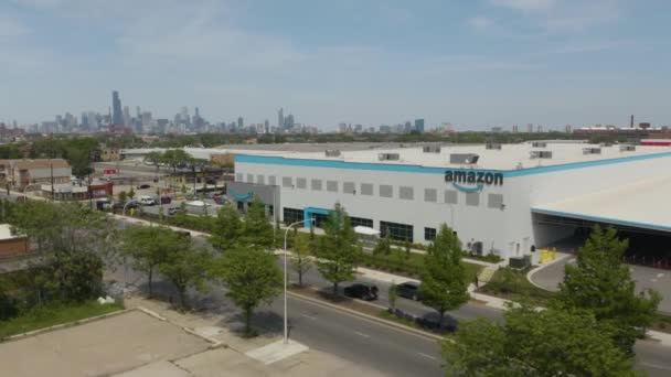 Amazon Warehouse Com Chicago Skyline Segundo Plano — Vídeo de Stock