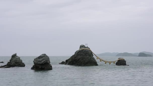 Широкий Снимок Меото Ивы Мужа Жены Рок Побережье Mie Japan — стоковое видео