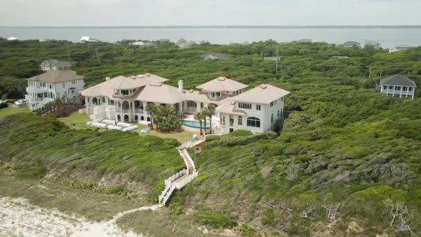 Grand Luxury Beach Resort Emerald Isle Aerial Tracking Out — Vídeo de Stock