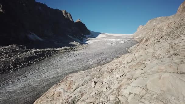 Felsige Berge Den Alpen Gletscher Blauer Himmel Schweiz Cabane Orny — Stockvideo