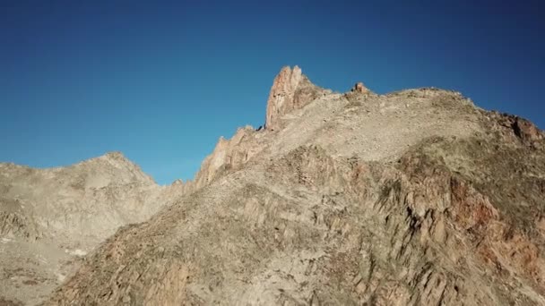 Cume Alpino Rochoso Visão Aérea Drone Durante Pôr Sol Cabane — Vídeo de Stock