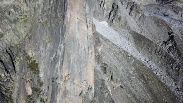 Tilt Steep Rocky Peaks Swiss Alps Blue Sky Aerial Drone — Stockvideo