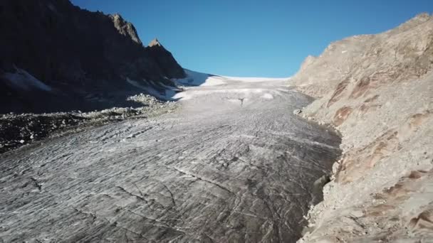 Drohnenaufnahme Eines Gletschers Mit Spalten Felsigen Bergen Den Alpen Schweiz — Stockvideo