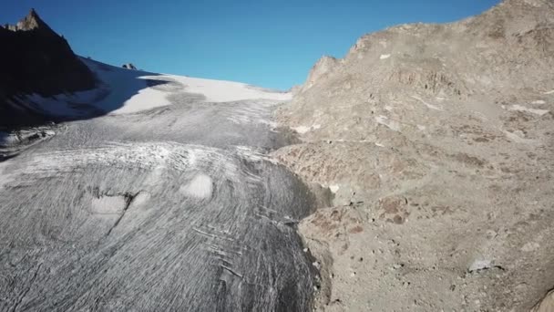Sviçre Nin Yüksek Kayalık Dağlarındaki Bir Buzulun Insansız Hava Görüntüsü — Stok video